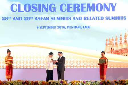 Kết thúc Hội nghị Cấp cao ASEAN, Thủ tướng Lào chuyển giao chức Chủ tịch ASEAN cho Philippines.